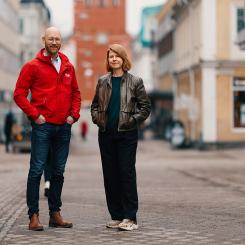 Sandgärdsgatan är en gata med kulturhistoriska värden och utformningen är viktig. På bild Arkitektbolagets Karin Hård af Segerstad och Växjö Energis Daniel Sjödén. Foto: Veab Växjö Energi