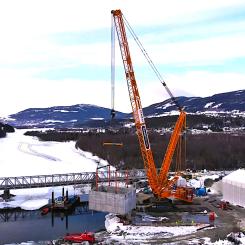 Megakranen lyfter sänkboxen på plats FOTO: Malin Moldeklev Meinhold, Maritim entreprenör AS i uppdrag av BaneNOR