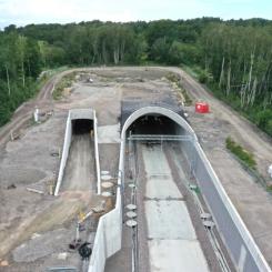 I Breared är nu både service- och spårtunneln samt tråget färdigställt. Järnvägsspåren har framgångsrikt lagts ner i området. Foto: Implenia Sverige AB.