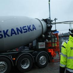 Skanska har genomfört en platsgjutning med anläggningsbetong baserad på cement producerat med CCS-teknik. Pressbild: Skanska