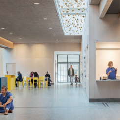 De nya byggnaderna är del av satsningen på utveckling av den psykiatriska vården inom SÄS, och inrymmer bland annat avdelningar för heldygnsvård, öppenvård och lokaler för utbildning. Foto: White Arkitekter