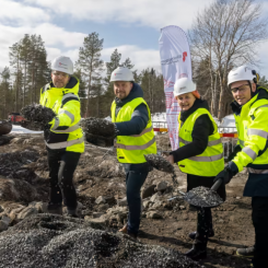Fr v: Lars Lundgren, Riksbyggen, Hans Lindberg, kommunstyrelsens ordförande, Ann-Marie Zackrisson, köpare och Örjan Kallin, Skanska. Foto: Fredrik Larsson