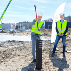 Erik Selin, VD på Balder, Jacob Torell, VD på Next Step, Staffan Waldenström, VD på Tornstaden och Carina Kloek Malmsten, Näringslivschef på Mölndal Stad i en första symbolisk pålning. Foto: Tornstaden