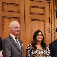 H.M. Kung Carl XVI Gustaf tillsammans med vinnarna vid prisutdelningen för Årets Nybyggare 2020. Foto: Wallenstam