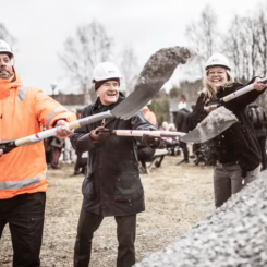 Fr v Kristian Hjalmarsson, entreprenadingenjör Peab, Mårten Lilja, vice vd Riksbyggen och Therese Kärngard, kommunalråd Bergs kommun. Foto: Sandra Pettersson