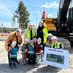 Stormyrens förskola ska stå klar i juni 2023. Med på dagens skopotag var Niklas Wikström (L), rektor Kristina Wictorin med barn och personal från Stockfallets förskola, Anna Sahlin från Skanska och kommunens projektledare Julia Alsterbo. Foto: Karlstads kommun