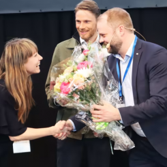 Pernilla Remröd från Ahrbom och Partner Arkitekter och Sebastian Westin från Westins Fönsterteknik AB tar emot Glaspriset för renoveringen av Kulturhuset i Stockholm. Foto: Tobias Svensén