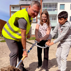 Jonas, VD BoKlok, Maria och Ali hjälptes åt med första spadtaget för BoKlok Astrakan. Foto: BoKlok