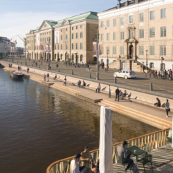 Visionsbild som visar idéer om trädäck längs Stora Hamnkanalen och breda gång- och cykelbanor med enkelriktad biltrafik i mitten på Norra Hamngatan. Visionsbild Göteborgs Stad/White