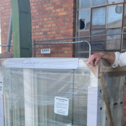 Tony Velin, filialchef för Gärahov Byggservice i Jönköping och Gustaf Hjertquist, projektchef på Tosito bygger med en stor del returnerat, återanvänt eller begagnat material i återbruksprojektet Kärnekulla i Habo. Foto: Gärahovs bygg