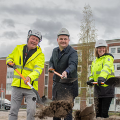 Första spadtaget för Riksbyggens seniorbostäder i Sundsvall, i Bonum Brf Grönbodal. Fr v. Fredrik Andersson, koncernchef på Contractor, Niklas Säwén, v. ordf. i kommunstyrelsen, Johanna Frelin, vd Riksbyggen och Christina Normelli, blivande boende. Foto: Riksbyggen