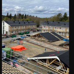 Kvarteret Kvarnbacken i Kåge är ett lyckat exempel på hur Skebo satsar på att bygga nyproduktion i ytterområdena. Här blir det lägenheter centralt i Kåge och naturskönt vid älven. Beräknad inflyttning är sommaren 2023. Foto: Skebo