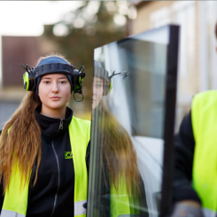 Natalie Näppi och Sara Hübert, Glasmästare på Ryds Glas i Katrineholm. Foto: Ryds glas