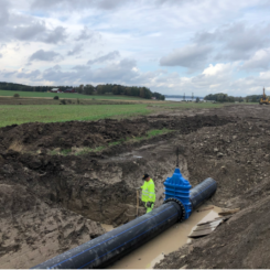 Ibeco ställer ut på Vatten2023. Företaget erbjuder bland annat produkter för självfall och  tryckvatten, för under och ovan mark. På bilden läggs en  råvattenledning vid Nyköping. FOTO: IBECO