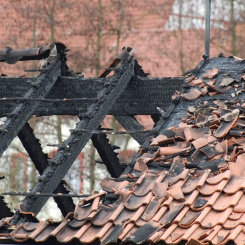 En brand som sprider sig via takfoten upp till vindsutrymme och yttertak är ett vanligt och välkänt problem. Foto: Flameguard fire protection