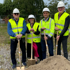 Från vänster: Blivande boende Bo Nordberg, Riksbyggens vd Johanna Frelin, Nimabs vd Martin Andersson samt ordförande i byggnadsnämnden och ledamot i kommunstyrelsen i Lund Björn Abelson. Foto: Riksbyggen
