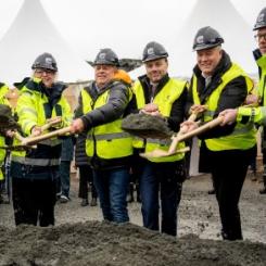 Representanter från Castellum, Göteborgs Hamn och OneMed tar det första spadtaget för OneMeds byggnad på Halvorsäng strax norr om Göteborgs Hamn. Bild: Göteborgs Hamn.