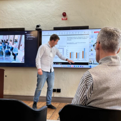 Oskar Ranefjärd presenterar sin forskning om biobaserad isolering. Foto: TMF