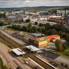 Drönarfoto som visar kvarteret Kniven mellan Partille tågstation och Säveån i Partille centrum.