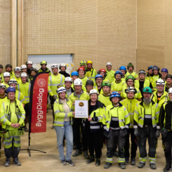Det stolta teamet som byggde Åkeredsskolan och som fick branschens kvalitetsutmärkelse ”PQi – Utmärkt Projektkvalitet” 2024. Pressbild: Binosight