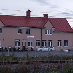 Skellefteå station sedd från Norrböle 2022. Foto: Per Westerlund/Wikimedia Commons / https://commons.wikimedia.org/wiki/File:Skellefte%C3%A5_station_20220921_184207.jpg