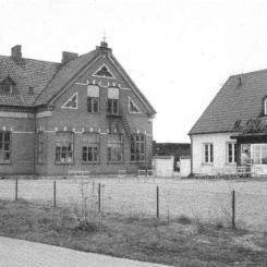 Den gamla skolbyggnaden som brann ner 2015. Foto från 1950-tal