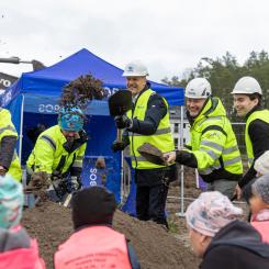 Joakim Henriksson, vd OBOS Sverige (mitten), tillsammans med representanter från Uppsala kommun och HMB. Foto: OBOS