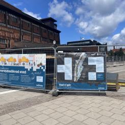 Foto: Skövde kommunNu sitter vepor uppe på plats vid stationsområdet för att informera förbipasserande om projektets förlopp och omfattning.