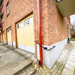 Slagporten är ett bra alternativ om man även använder garaget som förråd eller hobbyrum. Den tar ingen plats i taket och skymmer heller inte lamporna.