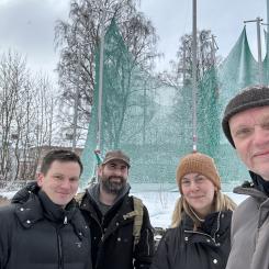 Några i projektteamet på plats där den nya hallen ska byggas. Från vänster: Andreas Wallin, konstruktör, Allan Jensen, landskapsarkitekt, Carolina Granholm, arkitekt och Dan Johansson, arkitekt. Foto: Norconsult
