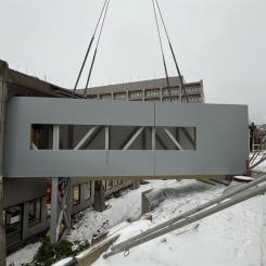 Element lyfts på plats. Foto: Smidmek