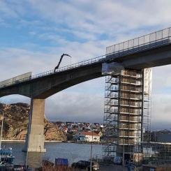 Räcket på Smögenbron tas ner. Foto: Stefan P S J