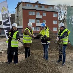 Anna Marand, projektutvecklingschef Hemsö, Peter Nilsson, fastighets- och etableringschef Forenede Care, William Hallin arbetschef MVB Syd och Venzel Rosquist (M) ordförande socialnämnden Trelleborg. Pressbild: MVB