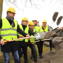 Från vänster: Jonas Eliasson, arbetschef på Dynaco, Bertil Dahl (V), Niklas Hellström (C), Toni Sjö, projektledare, Lasse Johansson (S). Foto: Kalmar Kommun