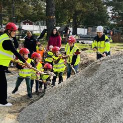 Första spadtaget togs av Torbjörn Wennberg från Sh bygg, Maija Tammela Arvidsson från Uppsala kommun och Svante Jernberg från Sveafastigheter Bostad. Foto: Rebecka Ell.