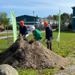Första spadtag för för kommande bostäder på Höjden i Lerum. Pressbild: Förbo