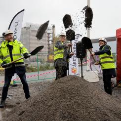 Johan Lins vVD Åke Sundvall AB och Hållbarhetschef, Jan Valeskog Stadsbyggnadsborgarråd tillsammans med Hanna Lindskog vd Åke Sundvall Byggnads AB och tar ett gemensamt spadtag för de nya bostadsrätterna. Foto: Åke Sundvall Byggnads AB
