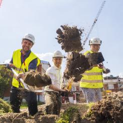 Första spadtaget för KHF Arjeplog Trygga Hem. Foto: Johan Fjellström