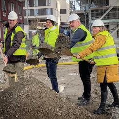 Från vänster: Andreas Schönström - ordförande tekniska nämnden Malmö Stad, Martin Andersson - vd Nimab, Tony Rosén - ordförande byggande styrelsen och Ulrika Nyström - regionchef Riksbyggen Sydväst. Foto: Riksbyggen