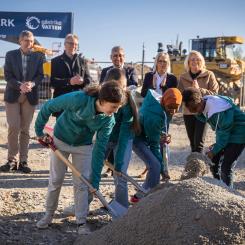 Förutom det sedvanliga spadtaget avslöjades reningsverkets nya namn. Foto: Byggdialog