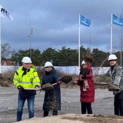 Spadtag från vänster Thomas Ellkvist, vd MVB Syd, Ulrika Hallengren, vd för Wihlborgs, Helena Wennerström, tf näringslivsdirektör Helsingborg Stad och Anna Holberg, vd för Springhill Textile. Foto: MVB