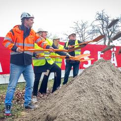 Claes Fogelberg MTA, Johanna Frelin, vd på Riksbyggen och Paula Nilsson, KSO i Ystad samt Bengt Gerdsland, köpare. Pressbild: Riksbyggen