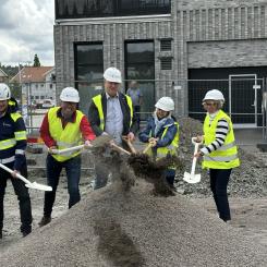 Från vänster: Magnus Insulan vd för T-Byggen, Martin Linsten, Marknadsområdeschef Riksbyggen, Anders Holmensköld kommunalråd (M) i Kungälvs kommun, Gun-Marie Daun , 2:e vice ordförande i kommunstyrelsen KD) Eva Wallmander, en av köparna till en lägenhet i Brf Humlen. Pressbild: Riksbyggen