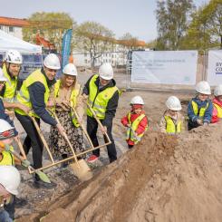 Barn från förskolan Bergabiten tog tillsammans med Uppsala kommun, Skolfastigheter och entreprenören ByggConstruct första spadtaget i bygget av Karlavagnens förskola som kommer stå klar sommaren 2026 (foto: Lilla Produktionsbolaget).