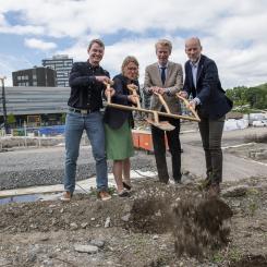 SKB satte spaden i marken för 152 kooperativa hyresrätter i Kista. Från vänster fastighetsutvecklingschef Johan Jarding, vd Ingrid Gyllfors, ordföranden i Rinkeby-Kista stadsdelsnämnd Ole-Jörgen Persson och Johan Edlund, vd i TL Bygg. Foto: baraBild