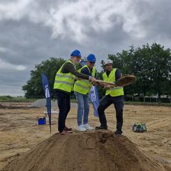 Robin Holmberg, Sten Christiansson samt Göran Lindqvist tar det första spadtaget för Klockaregårdens förskola i Strövelstorp. Foto: Ängelholmslokaler