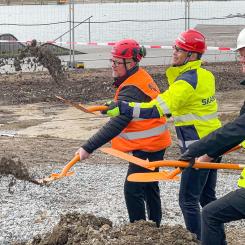 Thomas Westman, ordförande byggande styrelse, Fredrik Andersson, regionchef Skanska , Björn Abelson, Byggnadsnämndens ordförande och Johanna Frelin, vd på Riksbygge. Pressbild: Riksbyggen