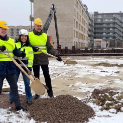 Det första spadtaget för LKPs nya parkeringshus på Brunnshög togs i torsdags av LKPs styrelseordförande Mats Helmfrid, Wästbyggs arbetschef Suzana Lindblad och LKPs vd Paul Myllenberg. Pressbild: LKP
