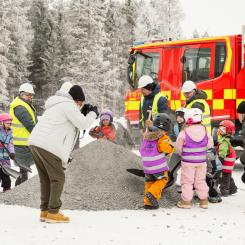 Barn från förskolorna Bergatrollet och Tomtebogård tog det symboliska spadtaget tillsammans med talarna. Pressbild: Umeå kommun