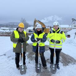 Spadtag i för det nya särskilda boendet i Överkalix. Från vänster: Niclas Hökfors, kommunstyrelsens ordförande i Överkalix kommun, Johanna Frelin, vd på Riksbyggen och Per Utterström på entreprenören Nåiden Bygg. Pressbild: Riksbyggen